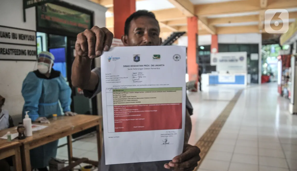 Sopir menunjukkan surat layak jalan usai menjalani tes kesehatan di Terminal Kampung Rambutan, Jakarta Timur, Selasa (20/12/2022). Memasuki arus libur Natal dan Tahun Baru, Dinas Perhubungan bersama Dinas Kesehatan DKI Jakarta menggelar tes kesehatan bagi sopir dan kondektur selama seminggu ke depan guna mencegah penggunaan narkoba serta untuk menjamin keselamatan perjalanan. (merdeka.com/Iqbal S. Nugroho)