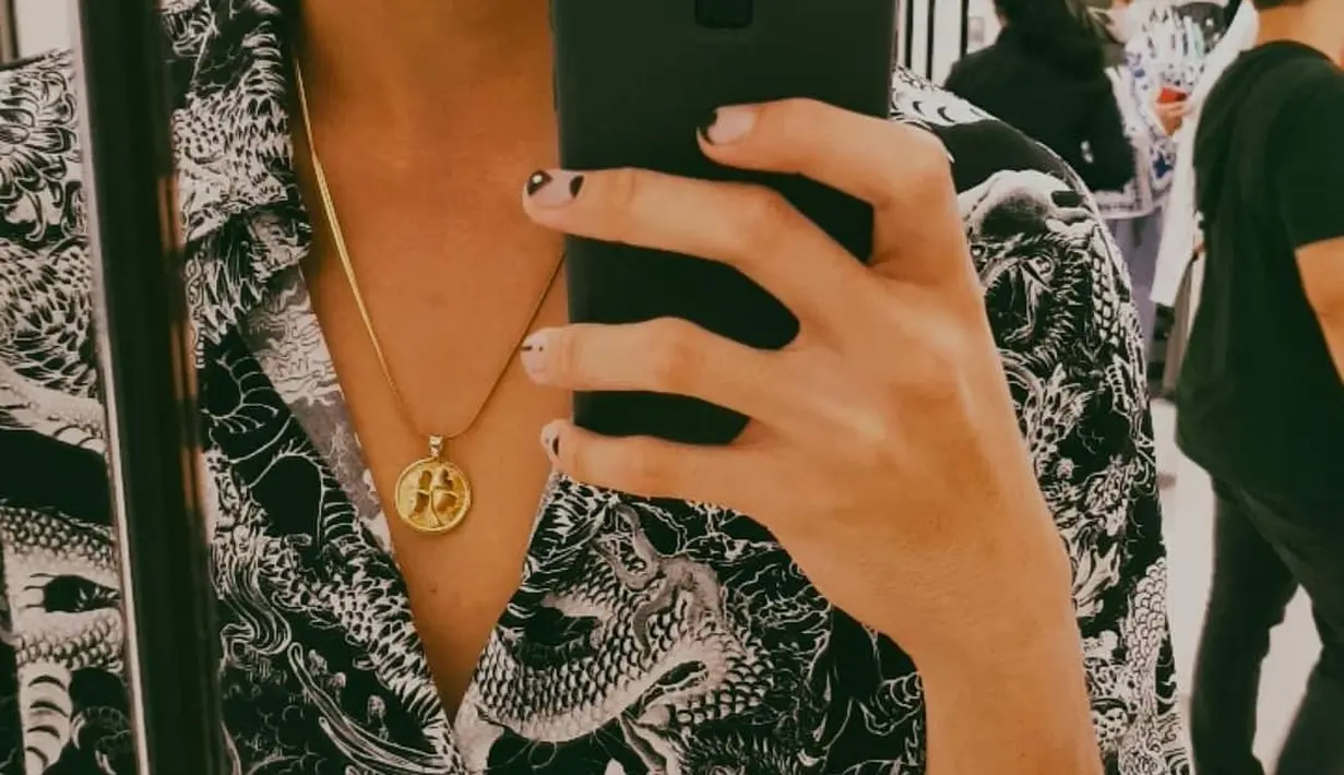 Adam juga memakai kalung gold dengan liontin yang membuat pernyataan gaya. Makin klop kan, mereka! (Instagram @adamrxsydi)