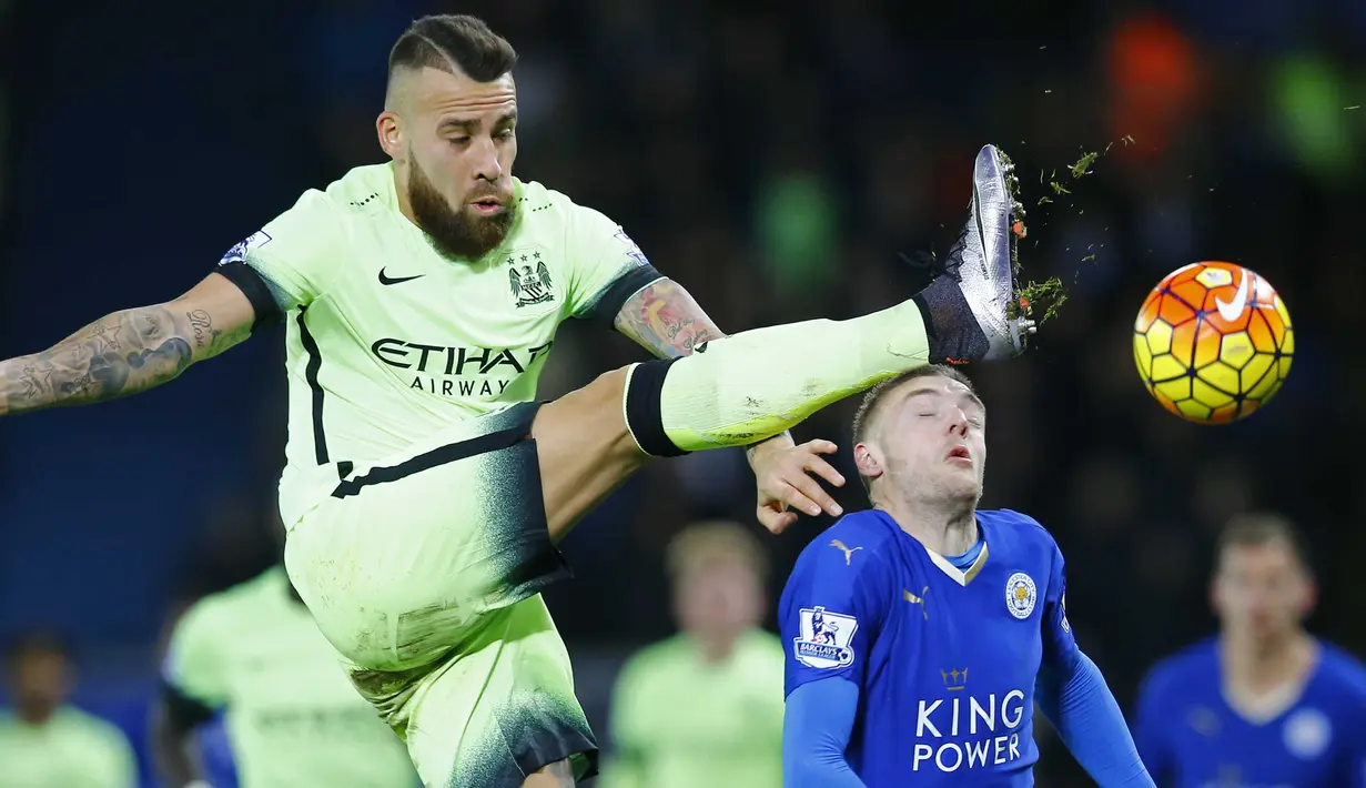 Penyerang Leicester City, Jamie Vardy melakukan sundulan saat dihalau pemain Manchester City, Nicolas Otamendi pada lanjutan liga Premier Ingggris di Stadion King Power, Inggris, Rabu (30/12/2015) dini hari WIB. (Reuters/Darren Staples)