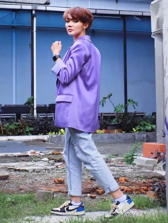 Rina Nose bahkan memotong sendiri rambutnya menjadi pendek. Kali ini ia tampil dengan pixie hair cutnya. @rinanose16.