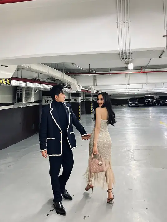 Setelah resmi go public, Randy dan Lyodra semakin menarik perhatian, tidak hanya karena chemistry mereka yang kuat tetapi juga pilihan fashion mereka yang selalu on point.  Dengan style yang elegan dan fashionable, mereka membuktikan diri sebagai salah satu couple goals baru di dunia hiburan. [@lyodraofficial/@randymartinnn].