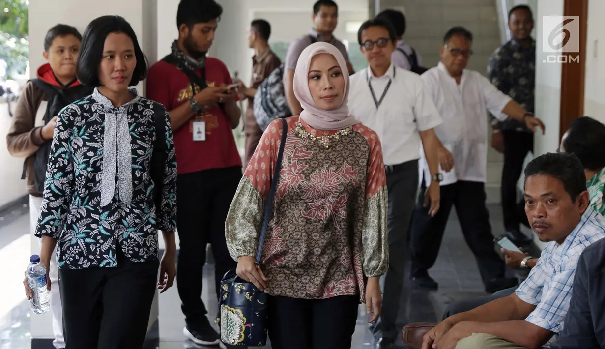 Marketing Manager PT Humpuss Transportasi Kimia (HTK), Asty Winasti bersiap menjalani sidang pembacaan dakwaan di Pengadilan Tipikor, Jakarta, Rabu (19/6/2019). Asty Winasti didakwa melakukan suap terhadap mantan anggota DPR dari Fraksi Golkar Bowo Sidik Pangarso. (Liputan6.com/Helmi Fithriansyah)
