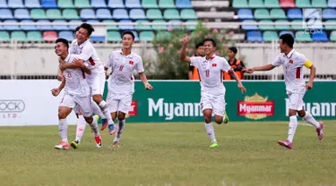 Pemain Vietnam melakukan selebrasi usai mencetak gol ke gawang Indonesia saat laga AFF U-18 di Stadion Thuwunna, Yangon, Senin (11/9). Vietnam berhasil menang atas Indonesia dengan skor 3-0. (Liputan6.com/Yoppy Renato)