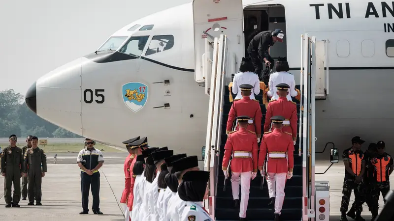 Kirab Bendera Merah Putih Tiba di Halim