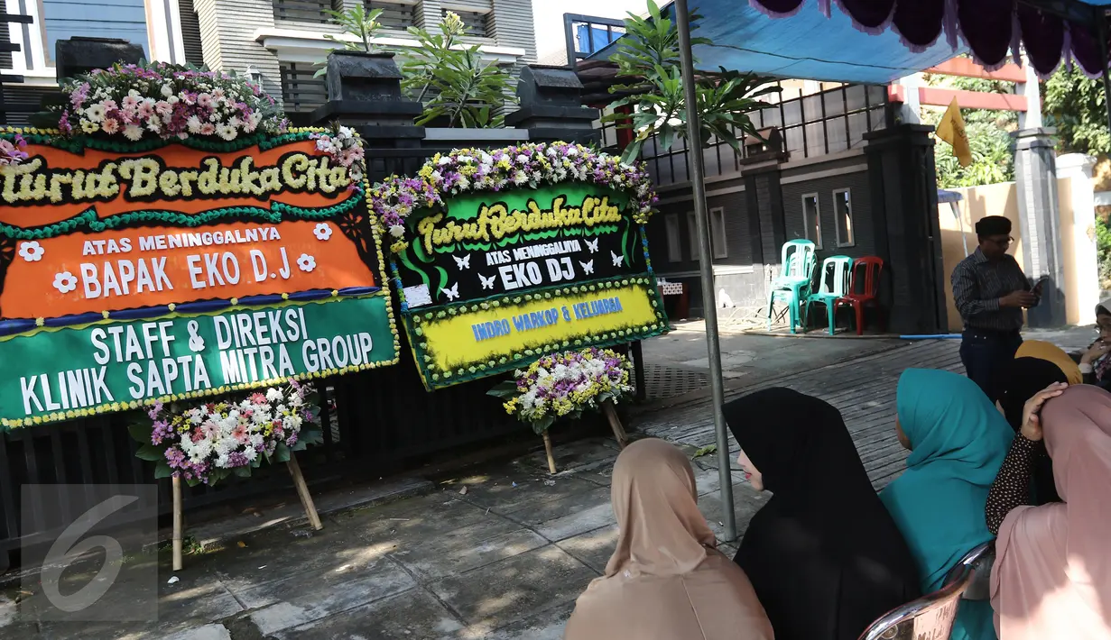 Karangan bunga menghiasi rumah duka komedian veteran Eko Koeswoyo alias Eko DJ, Jakarta, Selasa (28/3). Menurut rencana, jenazah Eko akan dimakamkan hari ini (28/3/2017) pukul 11.00 WIB di TPU Pondok Kelapa, Jakarta Timur. (Liputan6.com/Herman Zakharia)