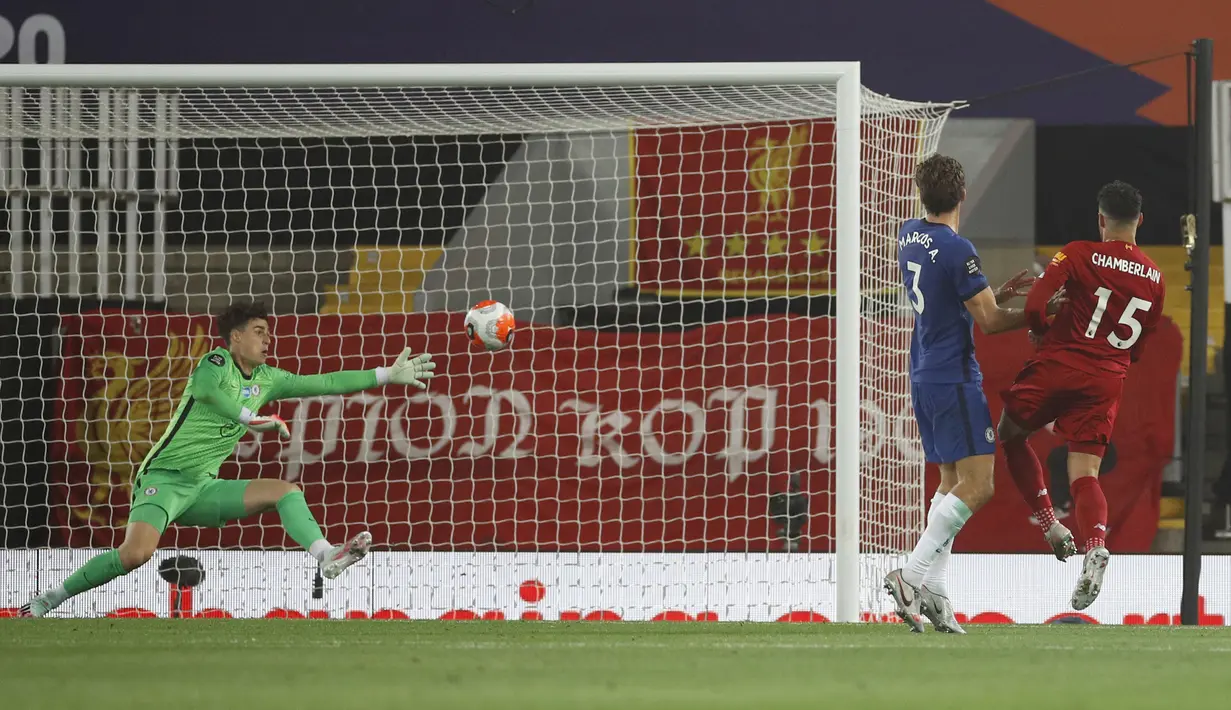 Pemain Liverpool Alex Oxlade-Chamberlain (kanan) mencetak gol ke gawang Chelsea pada pertandingan Liga Inggris di Anfield Stadium, Liverpool, Inggris, Rabu (22/7/2020). Liverpool mengalahkan Chelsea dengan skor 5-3. (Phil Noble/Pool via AP)