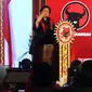 Megawati Soekarnoputri selaku Ketua Umum terpilih menyampaikan pidato penutup dalam Kongres V PDIP di Hotel Grand Inna Bali Beach, Sanur, Sabtu (10/8/2019). Dalam pidatonya, Megawati mengimbau seluruh kader memiliki karsa atau kekuatan jiwa yang dinamakan Tri Karsa PDIP. (Liputan6.com/Johan Tallo)