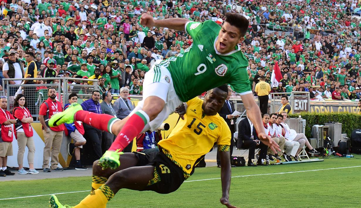Pemain Meksiko, Raul Jimenez, dilanggar pemain Jamaika, Je-Vaughn Watson, dalam laga Grup C Copa America 2016 di Stadion Rose Bowl, Pasadena, AS, Jumat (10/6/2016) WIB. (AFP/Frederic J. Brown)
