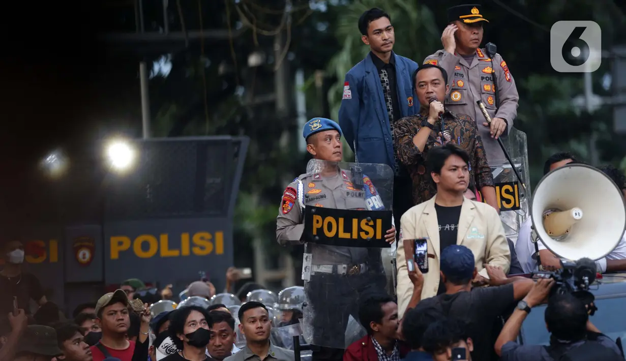 Menteri Sekretaris Negara (Mensesneg) Prasetyo Hadi (tengah) berbicara kepada para mahasiswa yang menggelar aksi unjuk rasa di kawasan Patung Kuda Arjuna Wiwaha, Jakarta, Kamis (20/2/2025). (Liputan6.com/Helmi Fithriansyah)