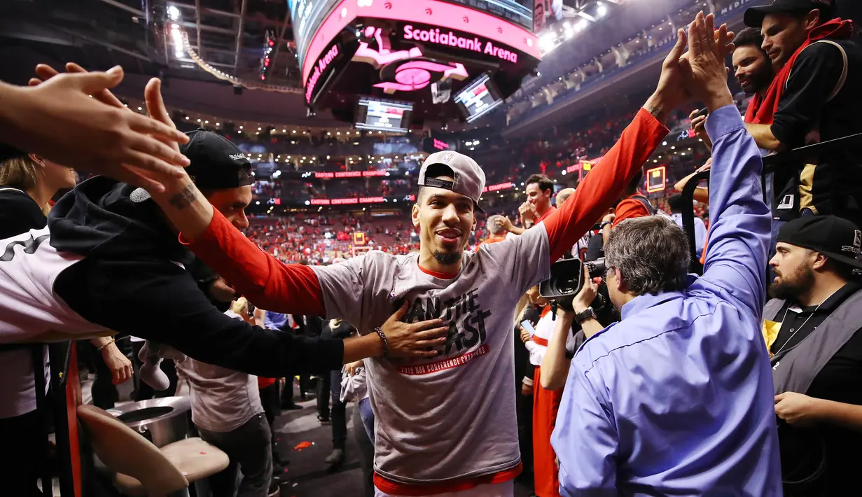Pebasket Toronto Raptors, Danny Green, menyapa suporter merayakan kemenangan atas Milwaukee Bucks pada NBA Final Wilayah Timur di Scotiabank Arena, Toronto, Sabtu (25/5). Raptors menang 4-2 atas Bucks. (AFP/Gregory Shamus)