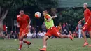 Aksi Bambang Pamungkas saat berlatih bersama timnya Persija Jakarta di Lapangan Yon Zikon TNI AD, Selasa (6/9/2016). (Bola.com/Nicklas Hanoatubun)