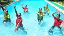 Klub akuarobik melakukan gerakan di dalam kolam saat acara seminar water dancing perfomance, dan akuarobik trial di kawasan Pejaten, Jakarta, Sabtu (11/11). Acara ini merupakan rangkain dari Aquathon Dunia ke-5. (Liputan6.com/Helmi Afandi)
