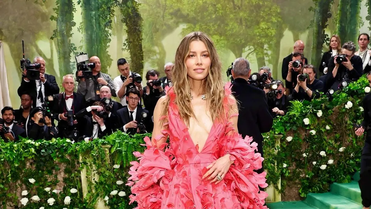 Jessica Biel Mandi Garam Epsom 9Kg Demi Tampil Glowing di Met Gala 2024, Apa Manfaatnya?