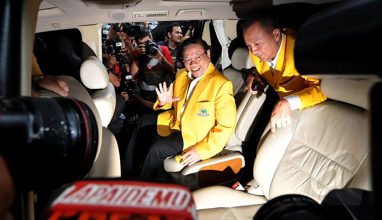 Agung Laksono menaiki mobil usai bertemu Megawati Soekarnoputri, Menteng, Jakarta, Senin (16/3/2015). Pertemuan ini adalah rangkaian safari politik Golkar Munas Ancol ke partai-partai pendukung pemerintah (Liputan6.com/Johan Tallo)