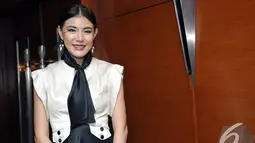 Artis Olga Lidya tampak percaya diri dengan bulu mata sepanjang 10 sentimeter tersebut, Jakarta. Foto diambil pada Senin (24/11/2014). (Liputan6.com/Panji Diksana)