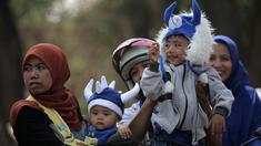 Anak-anak ditemani orang tua hadir dalam acara parade Persib Bandung Juara Piala Presiden 2015 di Kota Baru, Bandung, Minggu (25/10/2015). (Bola.com / Nicklas Hanoatubun)