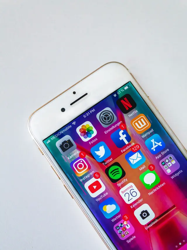 Bio di media sosial adalah kesempatan untuk memberikan gambaran cepat tentang siapa Anda dan apa yang Anda tawarkan.