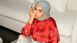 Di Instagram pribadinya, istri Ammar Zoni ini kerap menjalani pemotretan untuk endorse sebuah produk fashion. Tak heran jika penampilannya selalu tampil menawan. Terlebih, Irish Bella makin stylish dengan busana colorful.(Liputan6.com/IG/@_irishbella_)