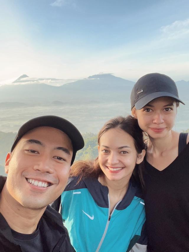 Liburan Bareng Vidi dan Yuki Kato, Ini 7 Potret Enzy Storia di Borobudur