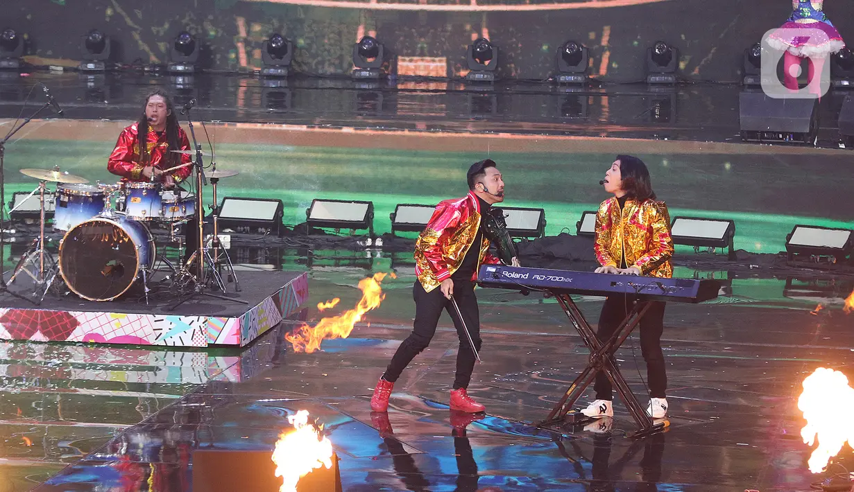 Penampilan The Brothers saat konser Pesta Perak 25 Indosiar di Jakarta, Minggu (12/1/2020). Konser Pesta Perak 25 Indosiar menghadirkan deretan musisi kenamaan Tanah Air. (Liputan6.com/Herman Zakharia)