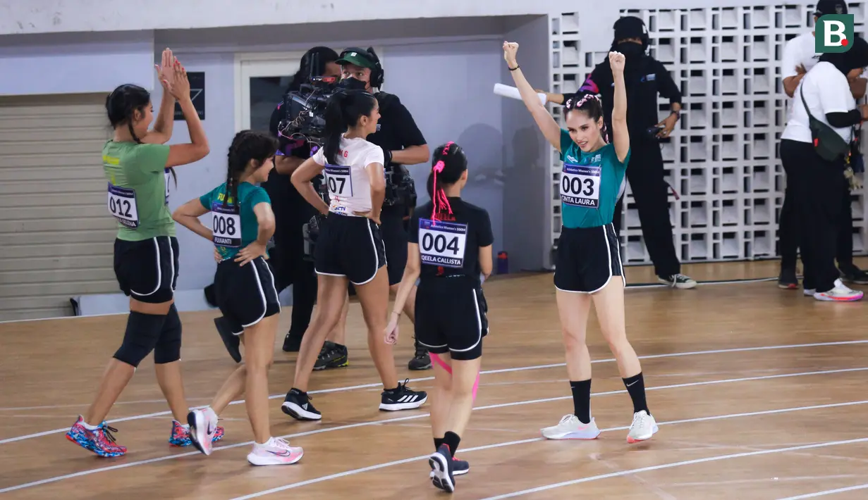 Selebritas Indonesia, Cinta Laura (kanan) melakukan selebrasi setelah memenangkan cabang olahraga lari 100 meter putri Turnamen Olahraga Selebriti Indonesia (TOSI) di GOR UNJ, Rawamangun, Jakarta, Minggu (30/07/2023). Cinta berhasil menang dengan mencatatkan waktu 17,60 detik. (Bola.com/Bagaskara Lazuardi)