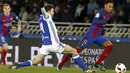 Aksi Neymar Jr. (kanan) menggiring bola melewati hadangan pemain Real Sociedad, Asier Illarramendi pada laga prempat final Copa Del Rey di Anoeta stadium, San Sebastian,  Kamis (19/1/2017). Barcelona menang tipis 1-0. (EPA/Javier Etxezarreta)