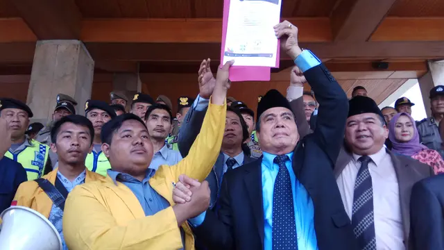 Presma Unsri Rahmat Farizal dan Wakil Ketua DPRD Sumsel Muhammad Yansuri menyepakati keputusan hasil mediasi unjuk rasa mahasiswa (Liputan6.com / Nefri Inge)