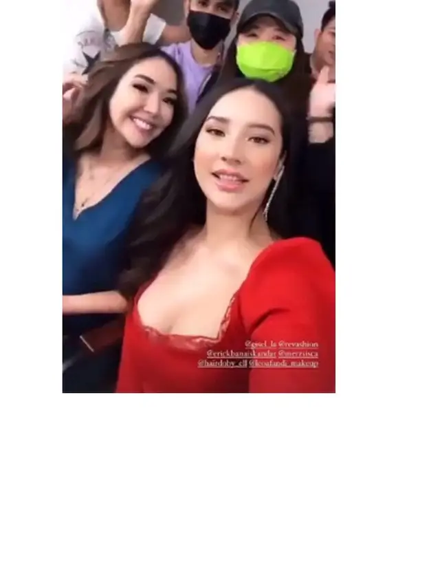 7 Gaya Anya Geraldine dan Gisella Anastasia saat Pemotretan, Kompak Banget