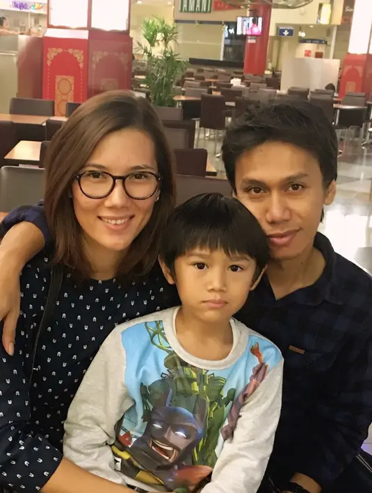 Meski Eross mencipta banyak lagu hits, tapi rumah tangga pasangan ini jauh dari kesan mewah. Potret kebahagiaan begitu terlihat dari pasangan ini. (Instagram/sarahcandra)