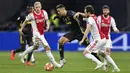 Striker Juventus, Cristiano Ronaldo, berusaha melewati pemain Ajax Amsterdam pada laga Liga Champions di Stadion Johan Cruyff, Rabu (10/4). Kedua tim bermain imbang 1-1. (AP/Martin Meissner)