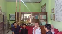 Nampak ruangan kepala Sekolah di SDN 2 Kepundungan tempat Farel Prayoga sekolah rusak dan harus disangga dua tiang bambu (Istimewa)