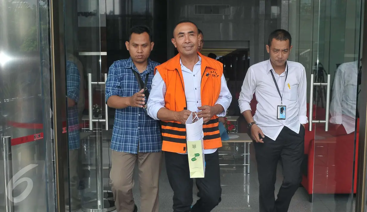 Bupati nonaktif Buton, Sulawesi Tenggara, Samsu Umar Samiun usai kembali menjalani pemeriksaan di KPK, Jakarta, Selasa (16/5). Mendekati masa persidangan, KPK mengintensifkan pemeriksaan terhadap Samsu Umar Samiun. (Liputan6.com/Helmi Afandi)