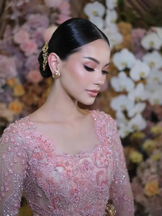 6 Pesona Alyssa Daguise Berkebaya Pink dan Batik Hijau di Siraman, Kombinasi Memukau