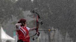 Pepanah Indonesia, Sri Ranti yang turun pada nomor Compound fokus ke arah target saat melawan China Taipei pada Test Event Asian Games 2018 di Lapangan Panahan, Jakarta (15/2/2018). Indonesia menang 220-211. (Bola.com/Nick Hanoatubun)