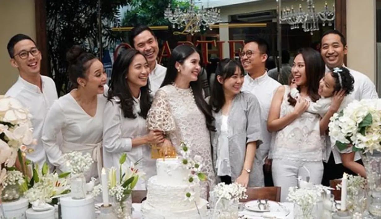 “Dear sayang mami, banyak sekali org yg ga sabar ketemu kamu nak 🤰🏻👶🏻 Soon ketemuan yah sayangku ❤️ #rmiscomingsoon#8monthspregnant,” tulis Sandra Dewi di keterangan fotonya. (Instagram/sandradewi88)