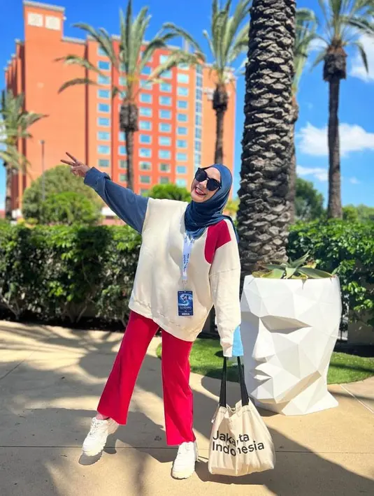 Jadi cewek kue, Zaskia tampil kece memadukan outfit warna merah, biru, dan putih. (Instagram/zaskiadyamecca).