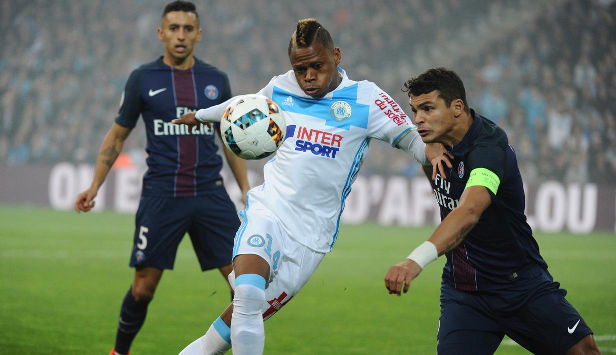 Pemain Olympique de Marseille, Clinton Njie (tengah) saat ini telah mengoleksi lima gol untuk timnya. Torehan tersebut membawa Clinton berada pada peringkat ketujuh klasemen sementara top scorer Ligue 1 Prancis. (AFP/Franck Penannat)