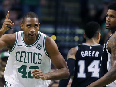 Pebasket Boston Celtics, Al Horford, melakukan selebrasi saat melawan San Antonio Spurs pada laga NBA di TD Garden, Boston, Senin (30/10/2017). Celtics menang 108-94 atas Spurs. (AP/Michael Dwyer)