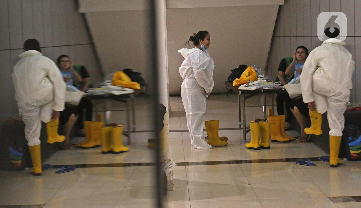 Tenaga Kesehatan melakukan persiapan di RSDC Wisma Atlet, Jakarta, Selasa (26/1/2021). Data Satgas Covid-19 per Selasa (26/1) mencatat kasus COVID-19 di Indonesia bertambah 13.094 orang sehingga total menyentuh angka satu juta, tepatnya 1.012.350. (Liputan6.com/Herman Zakharia)