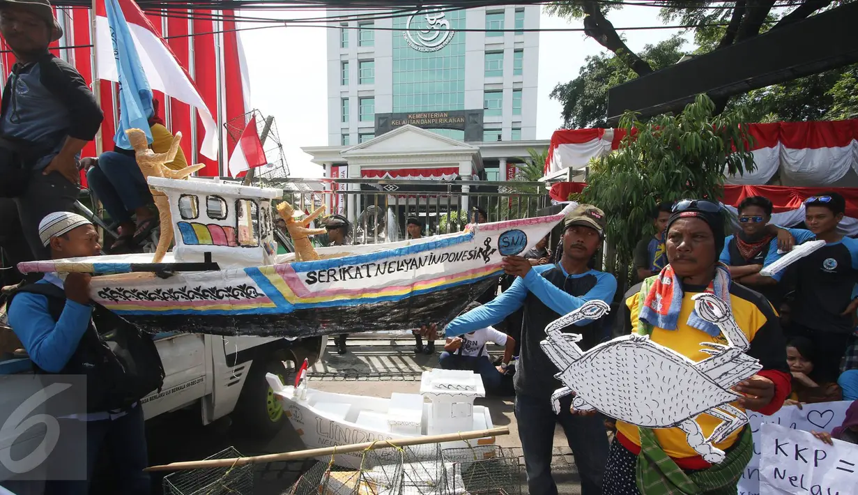 Nelayan membawa replika kapal saat unjuk rasa di Kementerian KKP, Jakarta, Selasa (23/8). Mereka meminta perlindungan karena hasil tangkapannya kerap dihadang perompak/pembeli hasil tangkapan di tengah laut secara paksa. (Liputan6.com/Immanuel Antonius)