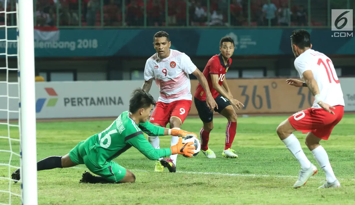 Penyerang Timnas Indonesia, Alberto Goncalves (kedua kiri) melepas tendangan ke arah kiper Laos, Paseuth Saymanolinh pada penyisihan Grup A Sepak Bola Asian Games 2018 di Stadion Patriot Candrabhaga, Bekasi, (17/8). (Liputan6.com/Helmi Fithriansyah)