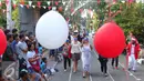 Sejumlah WNA mengikuti lomba tusuk balon di Jalan Jaksa, Jakarta, Rabu (17/8). Perlombaan ini digelar dalam rangka memperingati HUT RI ke-71. (Liputan6.com/Angga Yuniar)