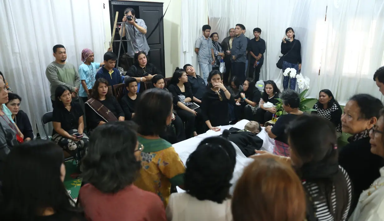 Berdasarkan keterangan dari pihak keluarga, sebelum meninggal dunia Advent sempat menjalani perawatan intensif di RS Fatmawati sejak hari Rabu (5/2/2018). Ia menderita penyakit diabetes yang berdampak pada ginjal. (Nurwahyunan/Bintang.com)