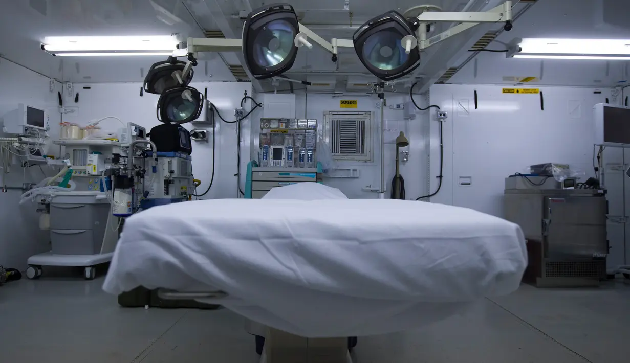 Ruang operasi terlihat dalam penjara Camp VI Pangkalan Angkatan Laut Teluk Guantanamo, Kuba, Rabu 17 April 2019. Ada 40 tahanan yang ditahan dalam penjara Guantanamo. (AP Photo/Alex Brandon)
