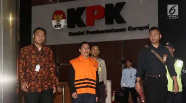 Tersangka Bupati Cirebon, Sunjaya Purwadi Sastra kenakan rompi tahanan usai menjalani pemeriksaan di Gedung KPK, Jakarta, Jumat (26/10). Sunjaya ditahan KPK terkait mutasi jabatan, proyek, perizinan dan gratifikasi. (Liputan6.com/Herman Zakharia)