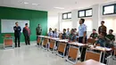Penyematan medali kehormatan tertinggi dari pemerintah Prancis tersebut dilakukan setelah kedua kepala negara memimpin prosesi upacara penyambutan dan pemeriksaan pasukan. (JEANNE ACCORSINI/POOL/AFP)