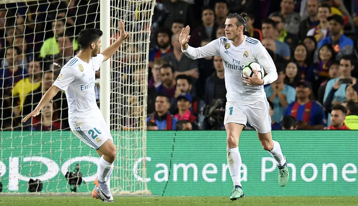 Gelandang Real Madrid, Gareth Bale, merayakan gol yang dicetaknya ke gawang Barcelona, pada laga La Liga Spanyol di Stadion Camp Nou, Barcelona, Minggu (6/5/2018). Kedua klub bermain imbang 2-2. (AFP/Lluis Gene)