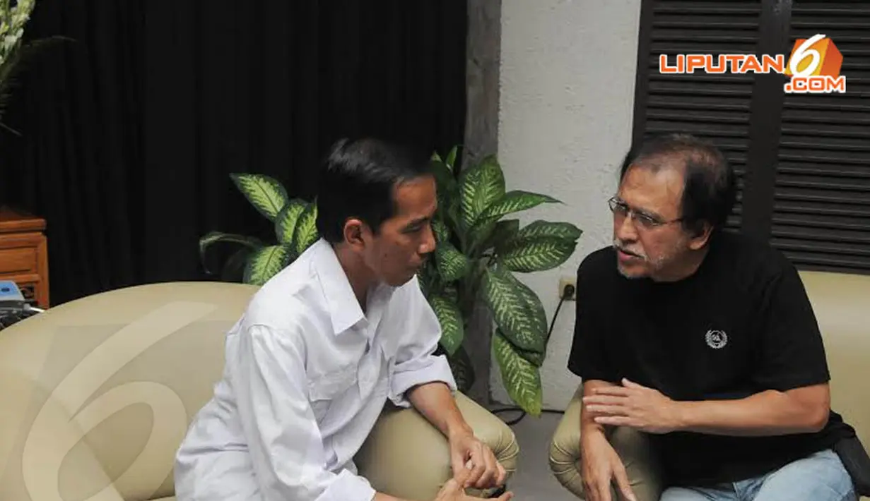  Jokowi pun tampak larut dalam perbincangan dengan Iwan Fals. Kunjungan Jokowi ke kediaman penyanyi bernama asli Virgiawan Listianto ini dilakukan sebelum rangkaian kampanye di Papua (Liputan6.com/Herman Zakharia)