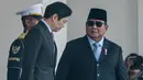 Presiden Prabowo Subianto menyambut kedatangan Perdana Menteri (PM) Singapura Lawrence Wong di Istana Merdeka, Jakarta, Senin (6/7/2026). (AFP/ Yasuyoshi Chiba)