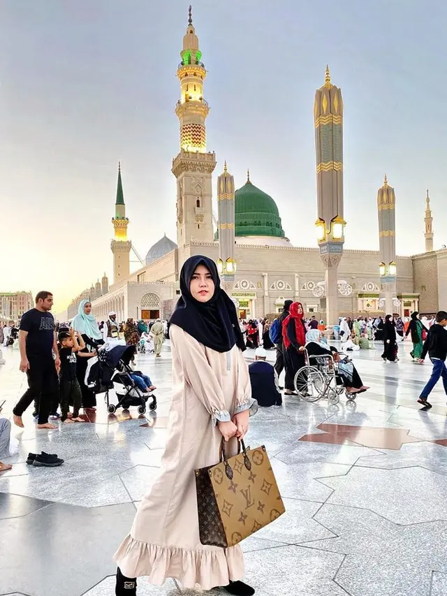 Ingin Berhijab dan Berhenti Jadi Penyanyi, Ini 7 Pesona Via Vallen saat Pakai Jilbab